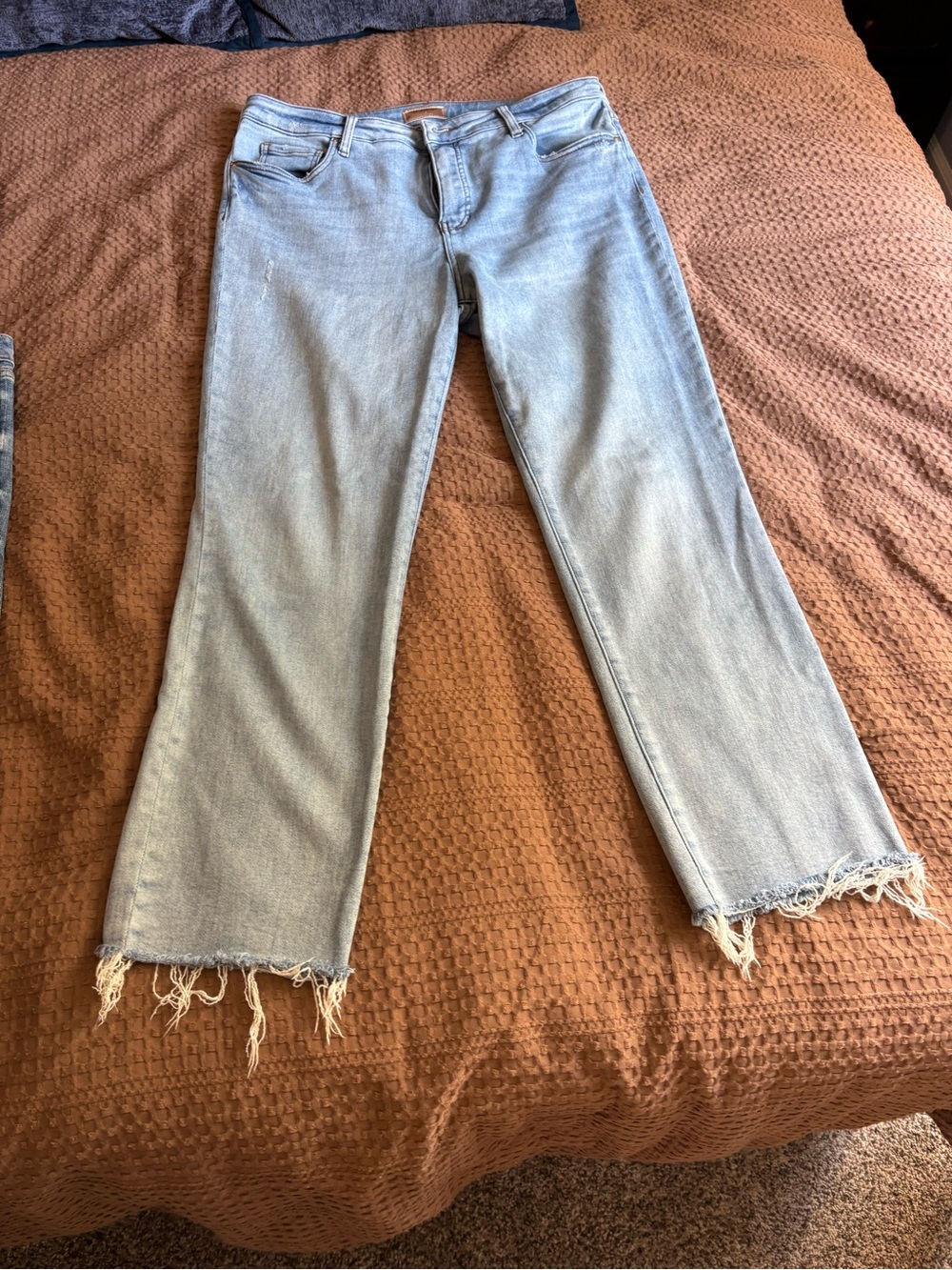 Kut from the Kloth Light Blue Straight-Leg Jeans with Frayed Hem